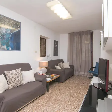 Rialto Glamour House *